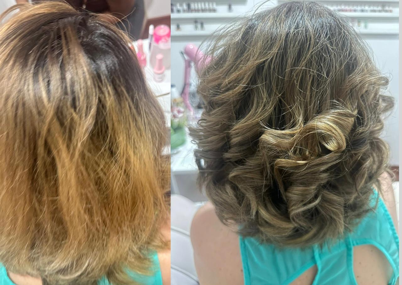 Cabelo curto alaranjado que ficou castanho com cachos modelados, antes e depois