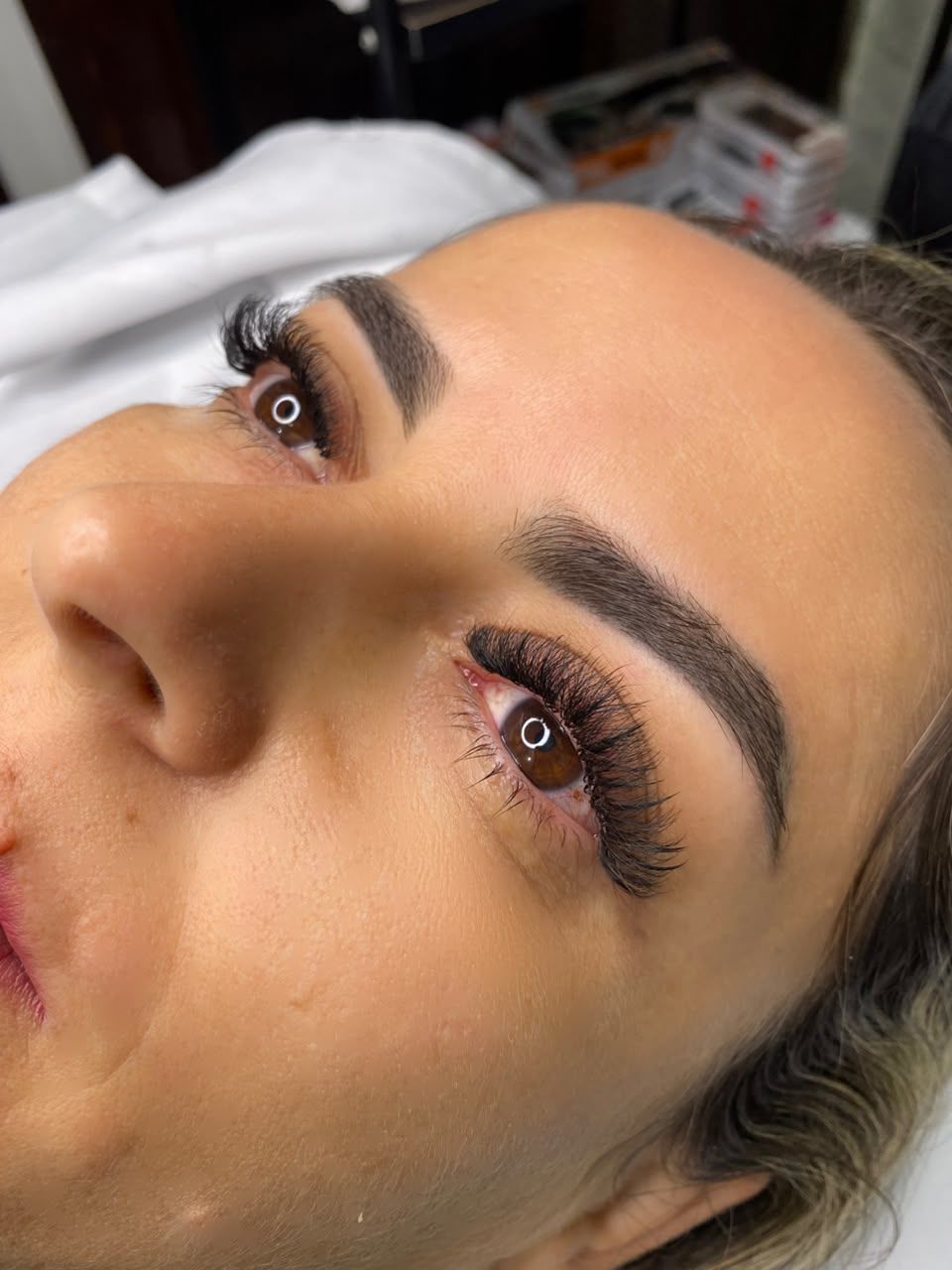 Extensão de cílios com efeito delineado, feito pela lash designer Melyssa Teixeira no Estilo Arte, em Araraquara