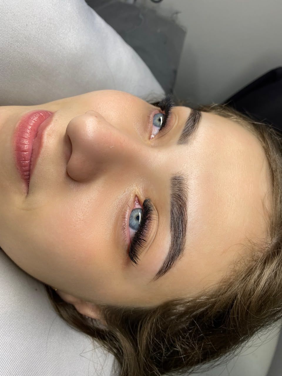Extensão de cílios com efeito natural, feito pela lash designer Melyssa Teixeira no Estilo Arte, em Araraquara