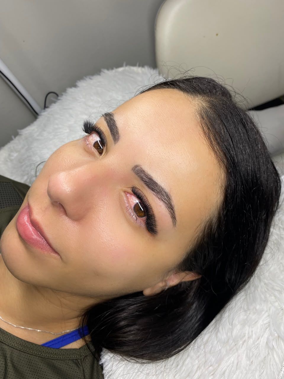 Extensão de cílios vista de perfil, feito pela lash designer Melyssa Teixeira no Estilo Arte, em Araraquara