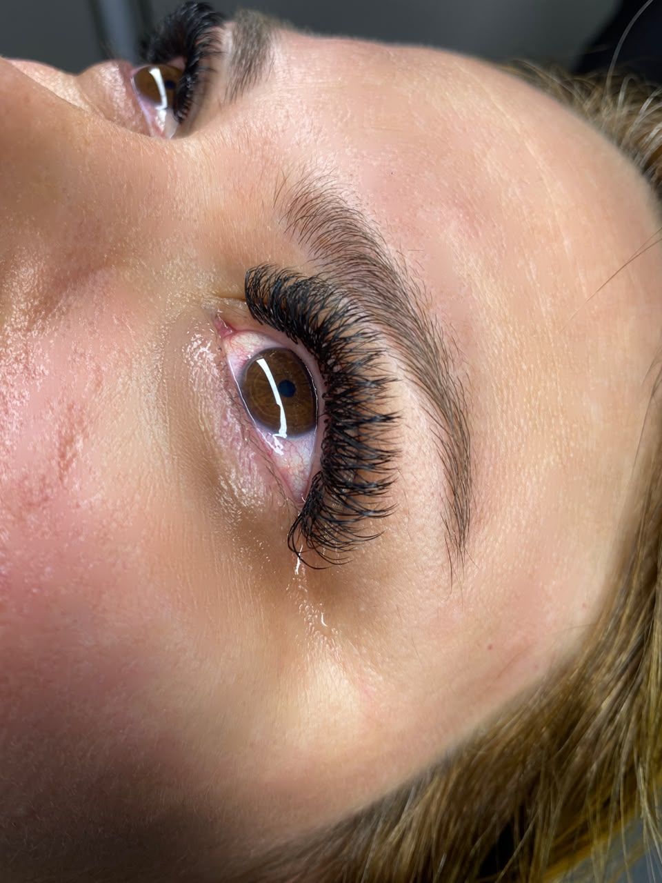 Extensão de cílios com volume, vista de perto, feito pela lash designer Melyssa Teixeira no Estilo Arte, em Araraquara