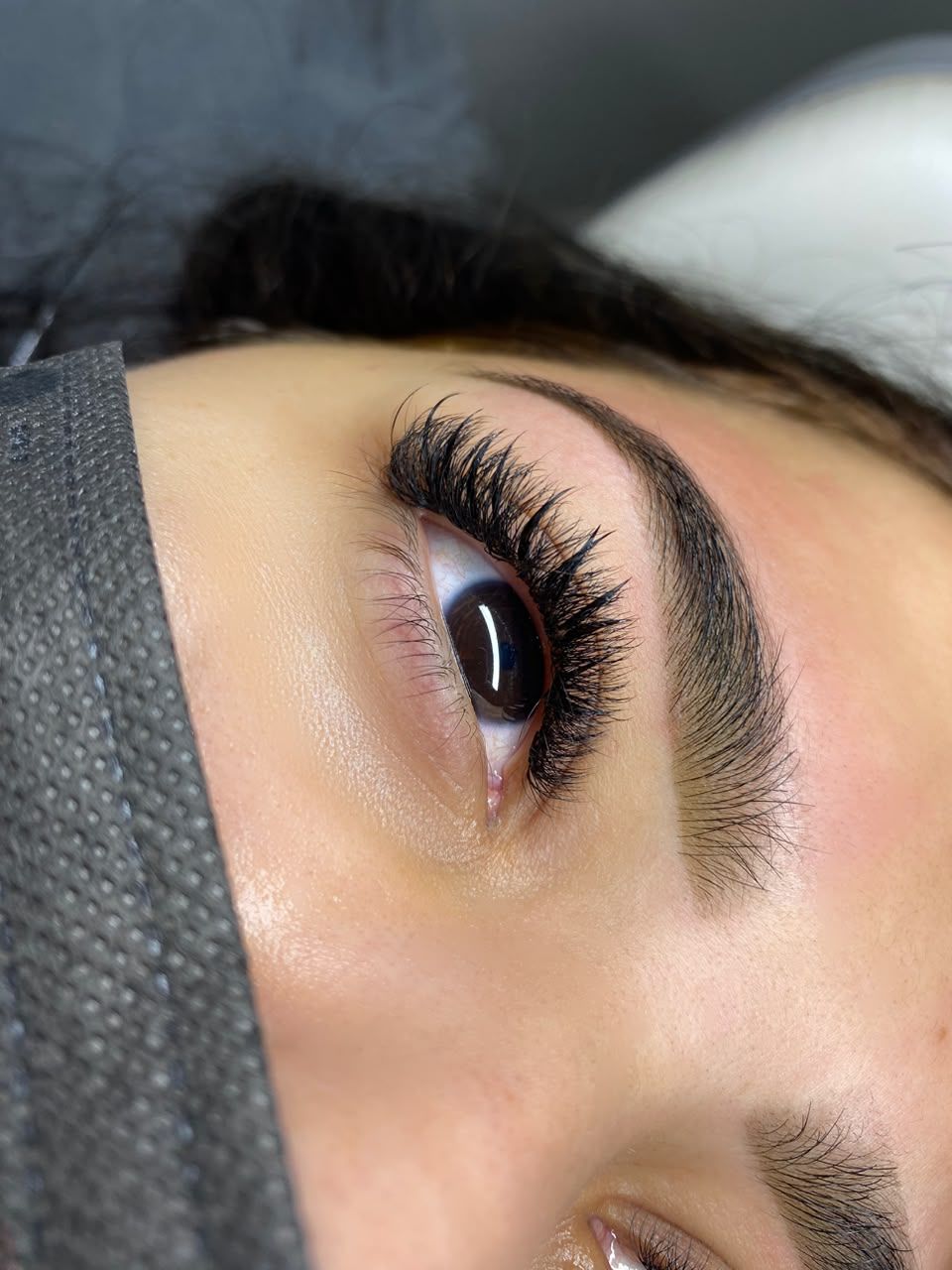Extensão de cílios com volume e design de sobrancelhas, feito pela lash designer Melyssa Teixeira no Estilo Arte, em Araraquara