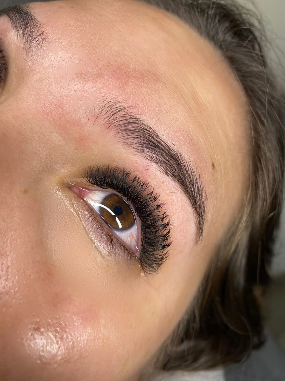 Extensão de cílios com volume intenso, feito pela lash designer Melyssa Teixeira no Estilo Arte, em Araraquara