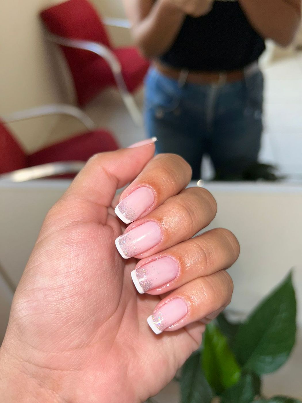 Unhas com francesinha em base rosada, feitas pela manicure Carolina Fernanda no Estilo Arte, em Araraquara