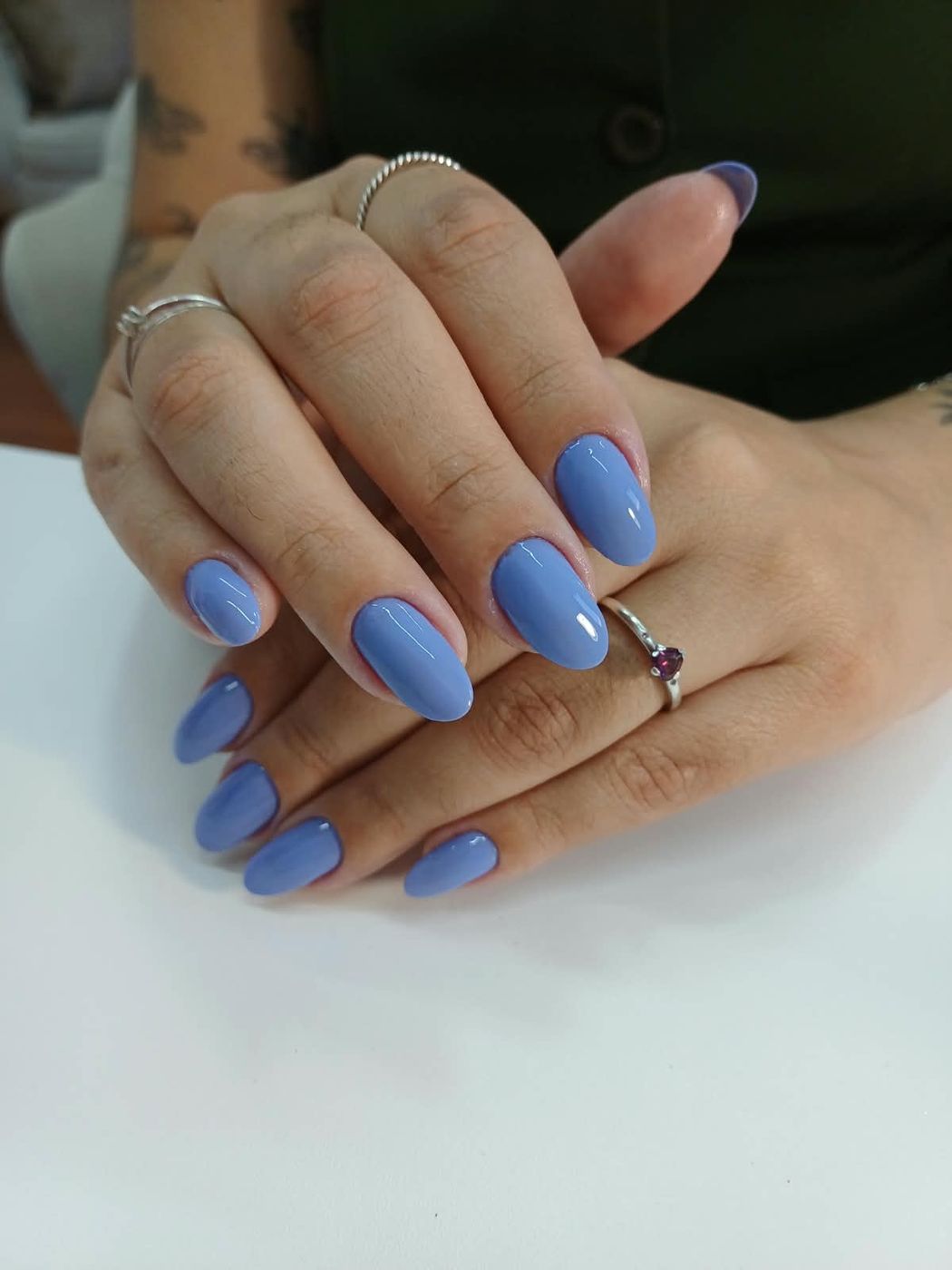 Unhas azuis em formato amendoado, feitas pela manicure Priscila Calvo no Estilo Arte, em Araraquara