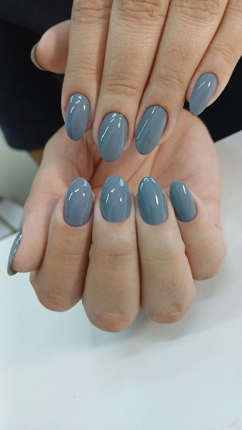 Unhas cinza em formato amendoado, feitas pela manicure Priscila Calvo no Estilo Arte, em Araraquara