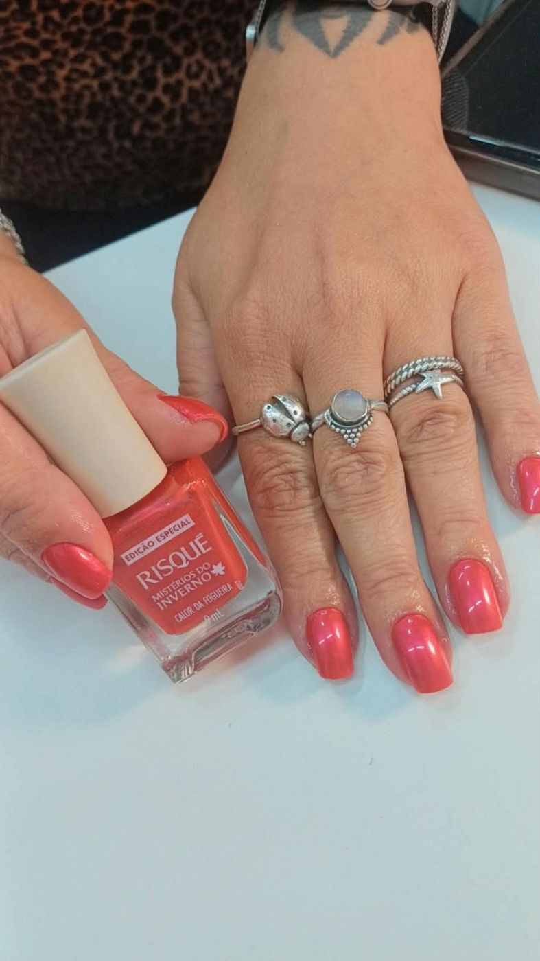 Unhas em tom coral, feitas pela manicure Priscila Calvo no Estilo Arte, em Araraquara