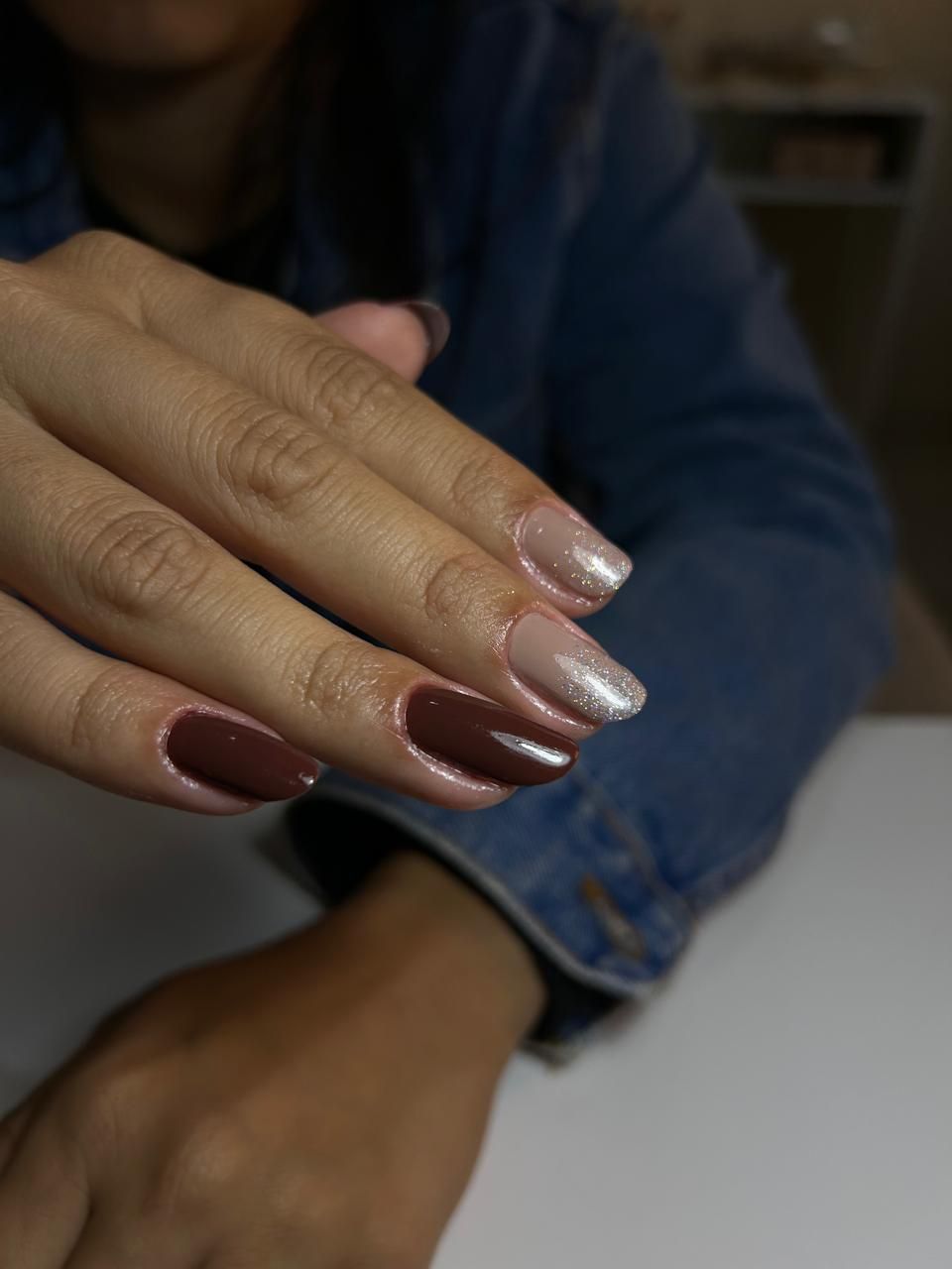 Unhas marrom e nude com brilho, feitas pela manicure Carolina Fernanda no Estilo Arte, em Araraquara