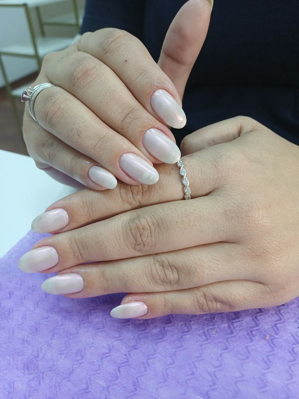 Unhas peroladas em formato amendoado, feitas pela manicure Priscila Calvo no Estilo Arte, em Araraquara