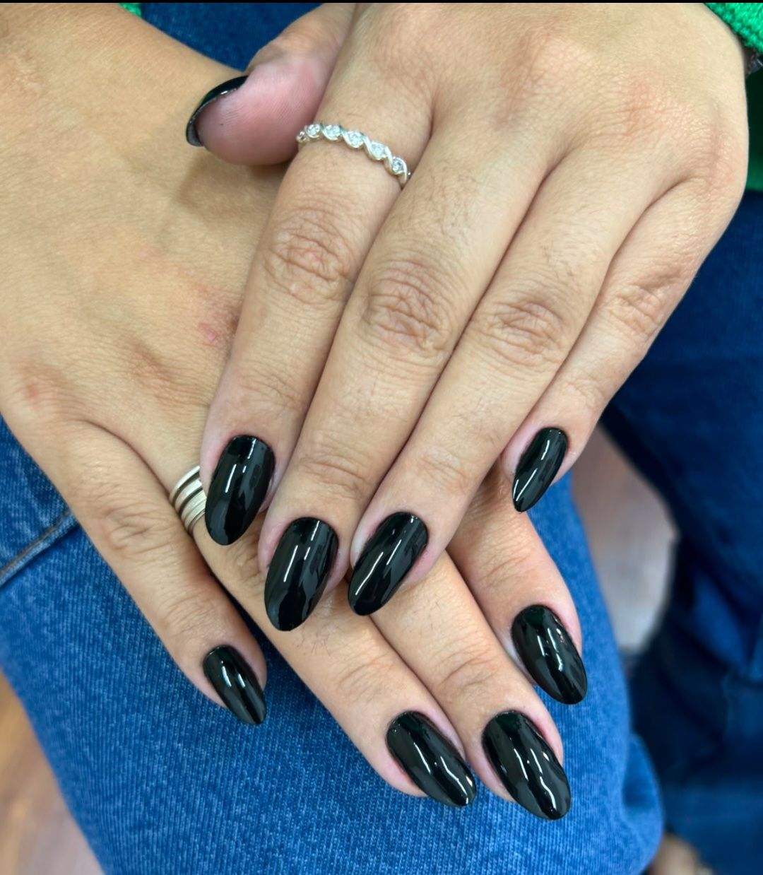 Unhas pretas em formato amendoado, feitas pela manicure Priscila Calvo no Estilo Arte, em Araraquara