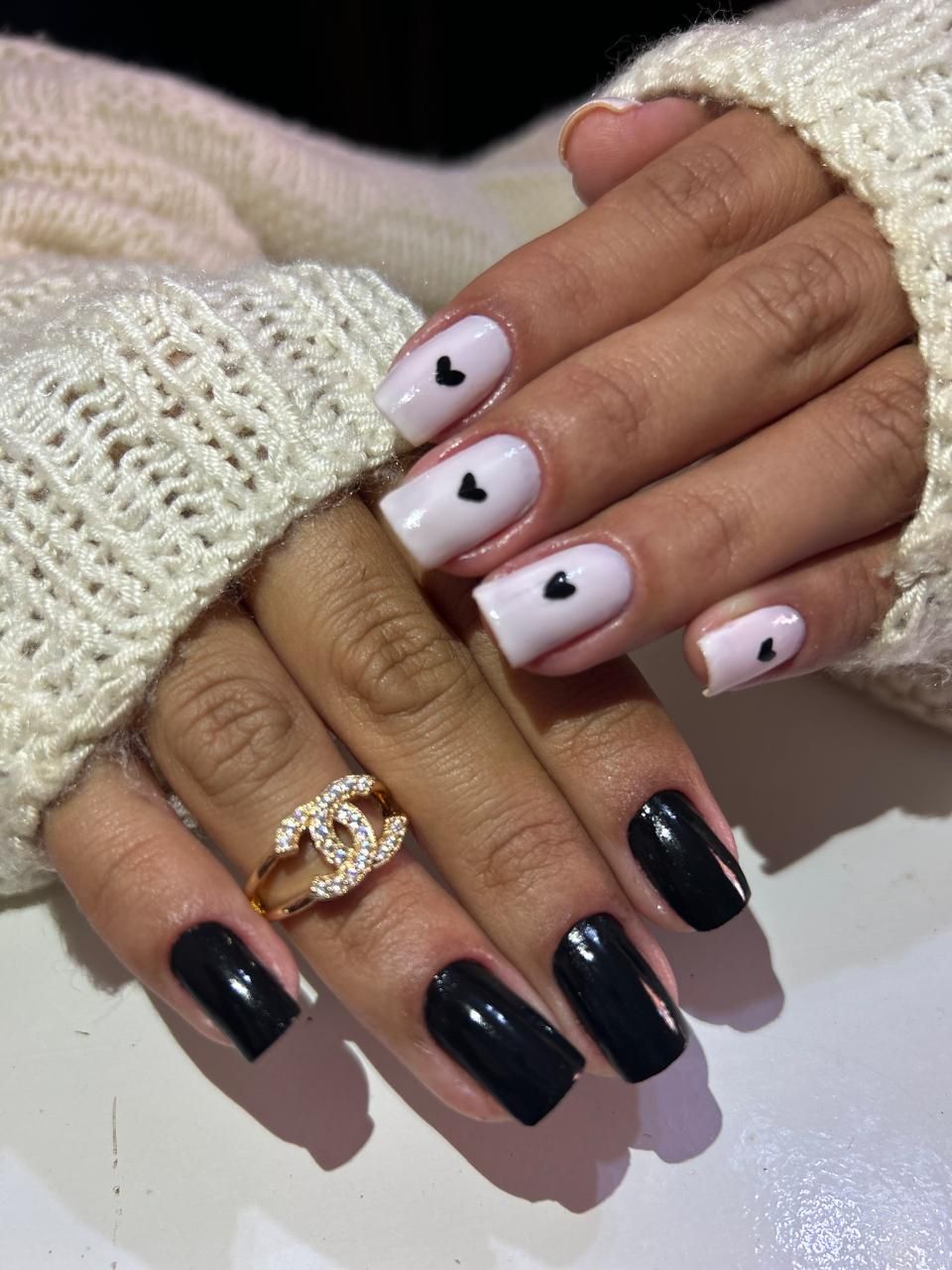Unhas pretas e brancas com corações, feitas pela manicure Carolina Fernanda no Estilo Arte, em Araraquara