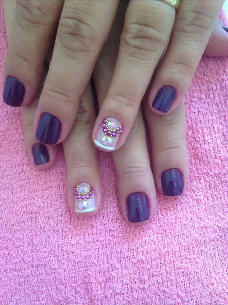 Unhas roxas com decoração, feitas pela manicure Priscila Calvo no Estilo Arte, em Araraquara