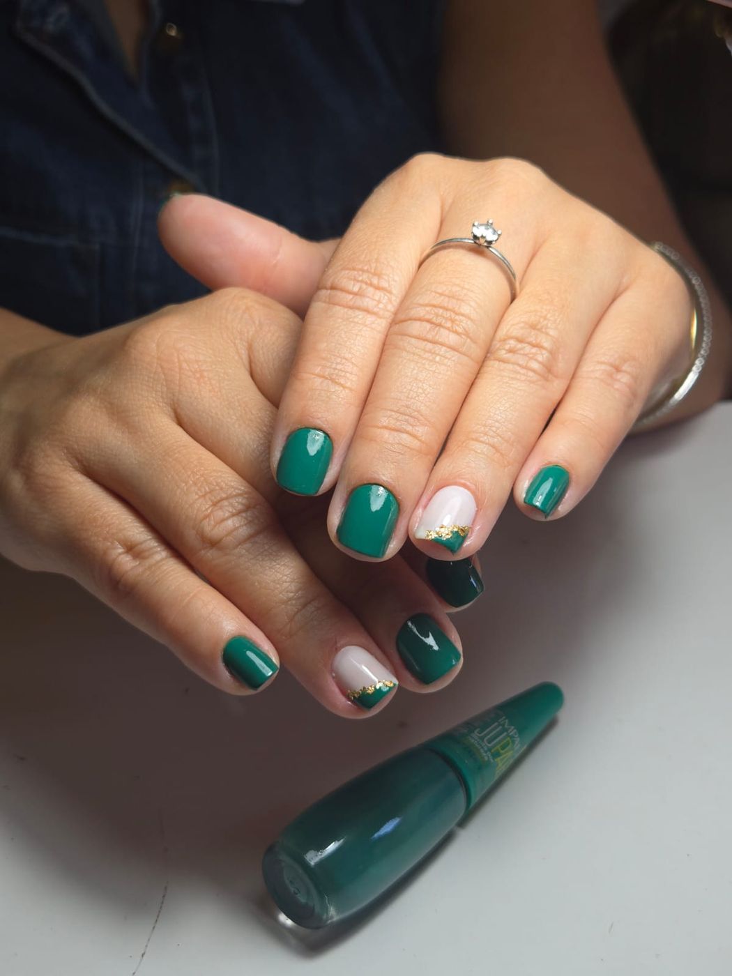 Unhas verdes com decoração, feitas pela manicure Carolina Fernanda no Estilo Arte, em Araraquara