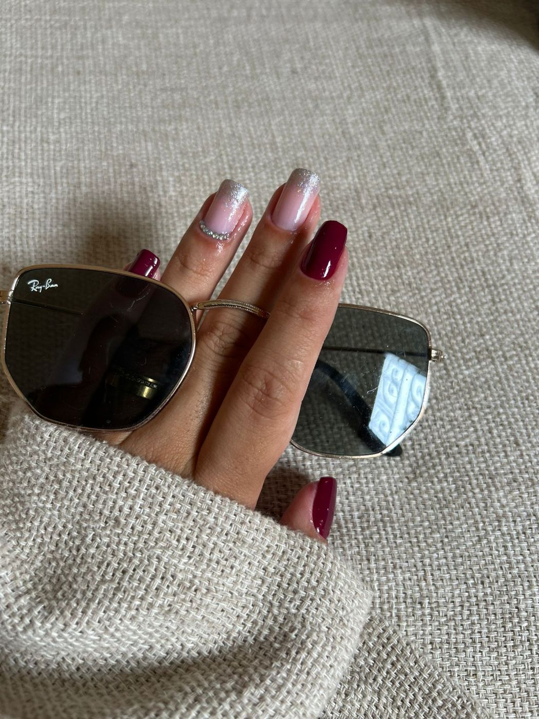 Unhas vinho e nude, feitas pela manicure Carolina Fernanda no Estilo Arte, em Araraquara