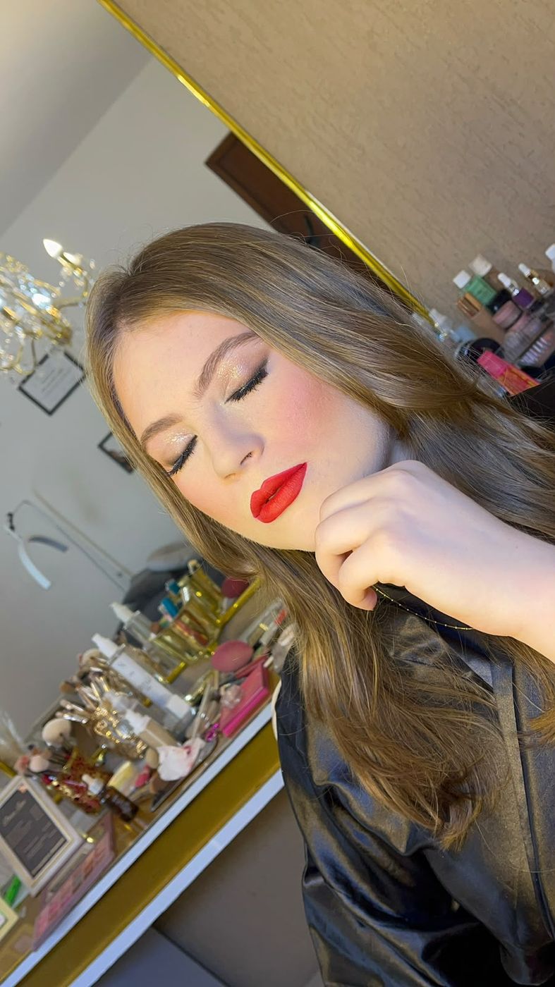 Maquiagem com batom vermelho, feita pela maquiadora Andressa Leme no Estilo Arte, em Araraquara