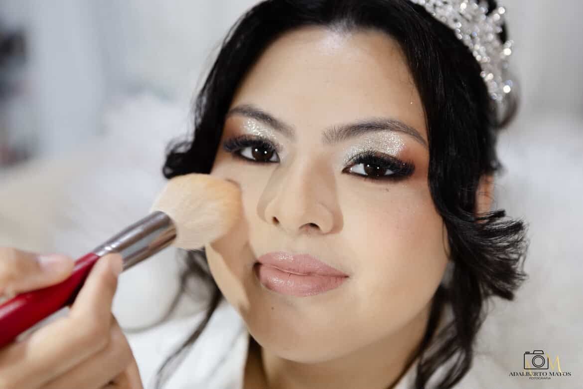 Acabamento da maquiagem de noiva feita pela maquiadora Andressa Leme no Estilo Arte, em Araraquara