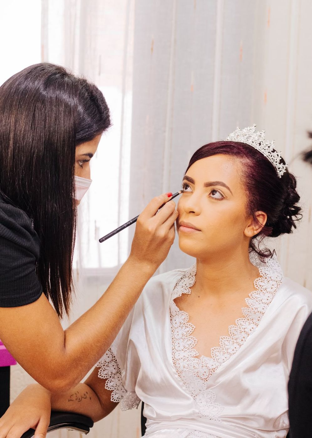 Noiva sendo maquiada pela maquiadora Andressa Leme no Estilo Arte, em Araraquara