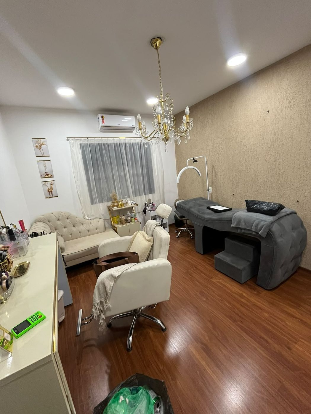 Sala de maquiagem com poltronas e espelho iluminado, no Estilo Arte, em Araraquara