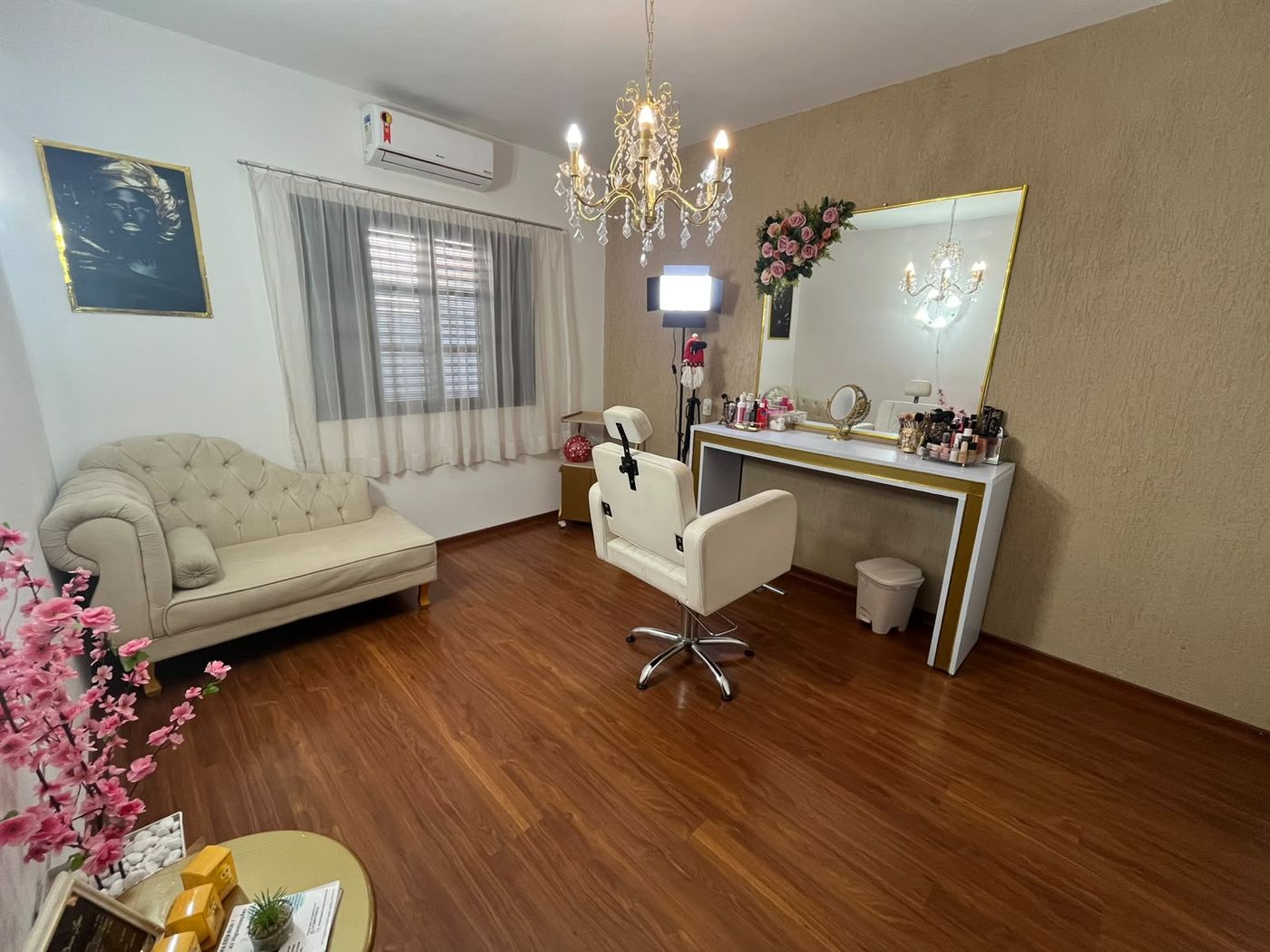 Sala de maquiagem com espelho dourado e lustre, no Estilo Arte, em Araraquara