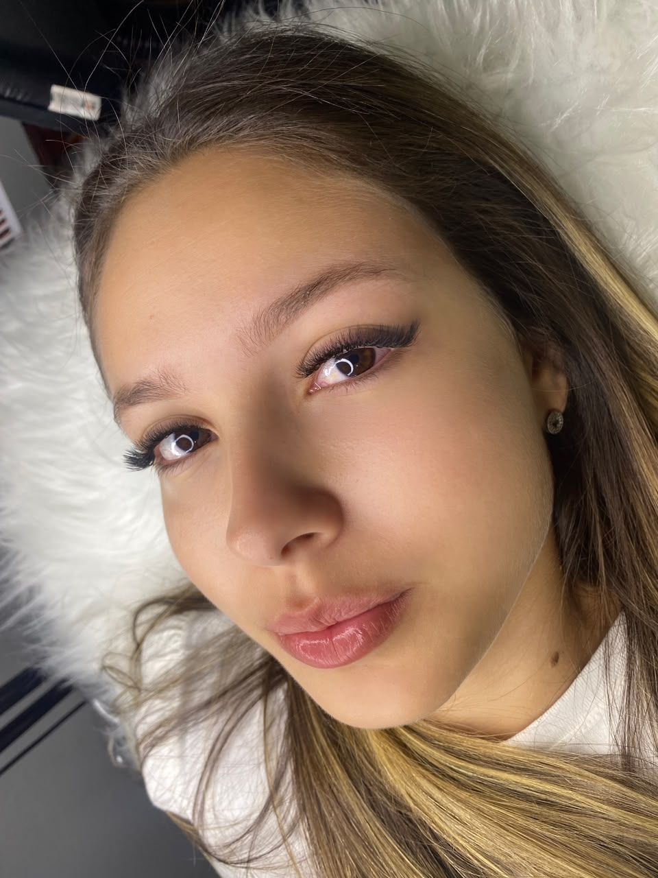 Design de sobrancelhas com fios alinhados, feito pela Melyssa Teixeira no Estilo Arte, em Araraquara