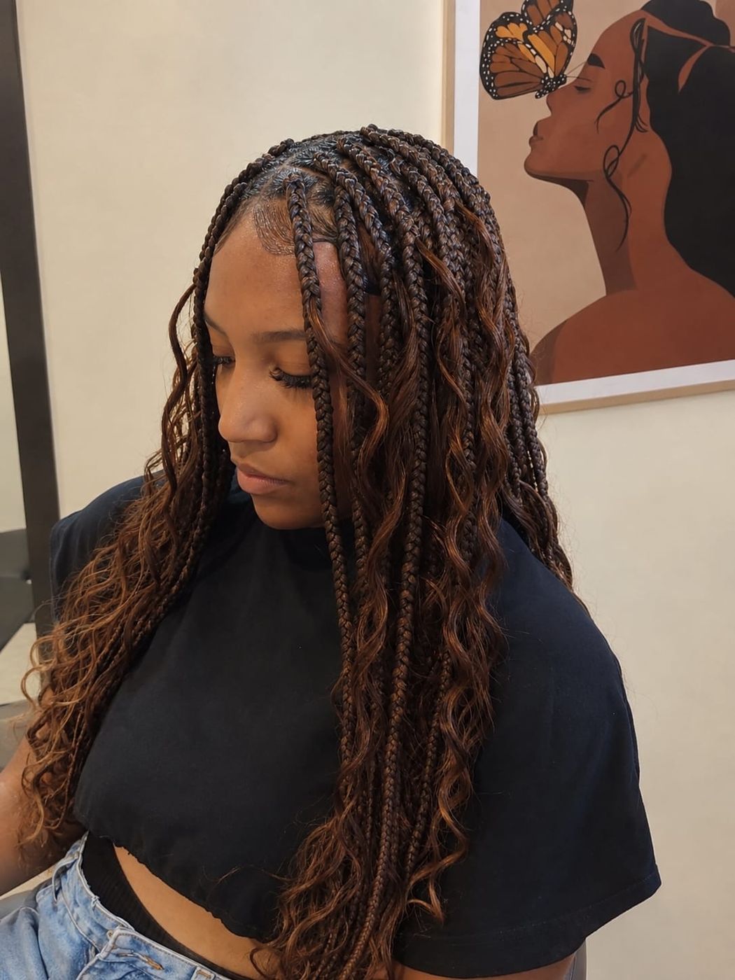 Boho braids castanhas com mechas onduladas, feitas pela trancista Bruna Ribeiro no Estilo Arte, em Araraquara