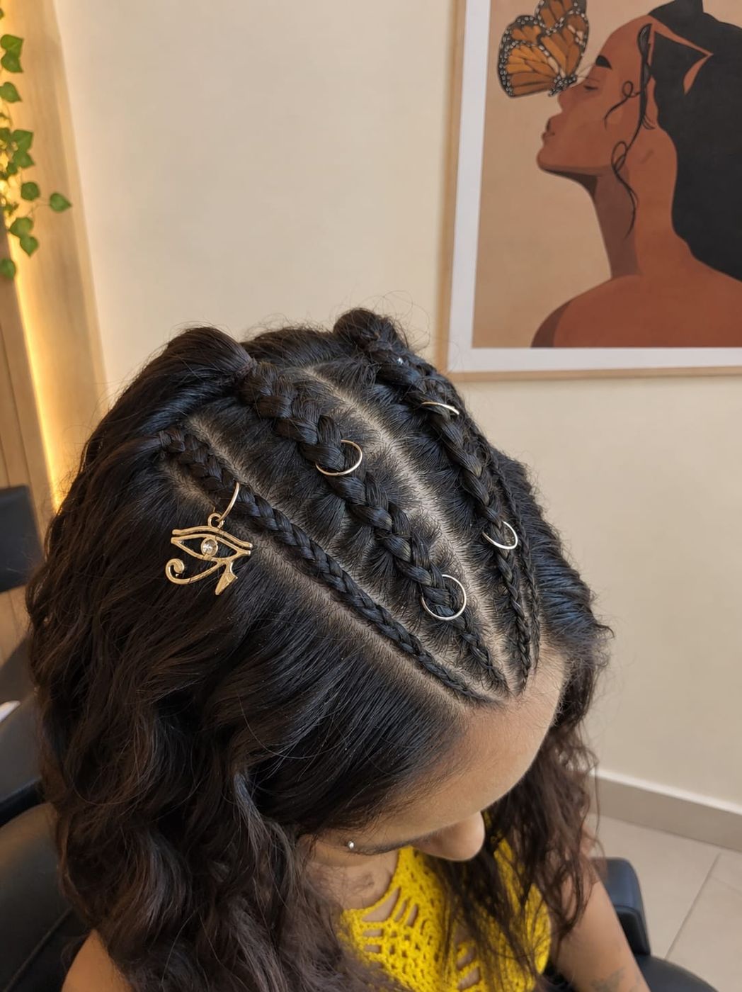 Tranças nagô com acessórios dourados, feitas pela trancista Bruna Ribeiro no Estilo Arte, em Araraquara